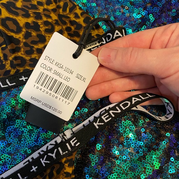 Kendall and Kylie leopard bikini - Picture 4 of 9